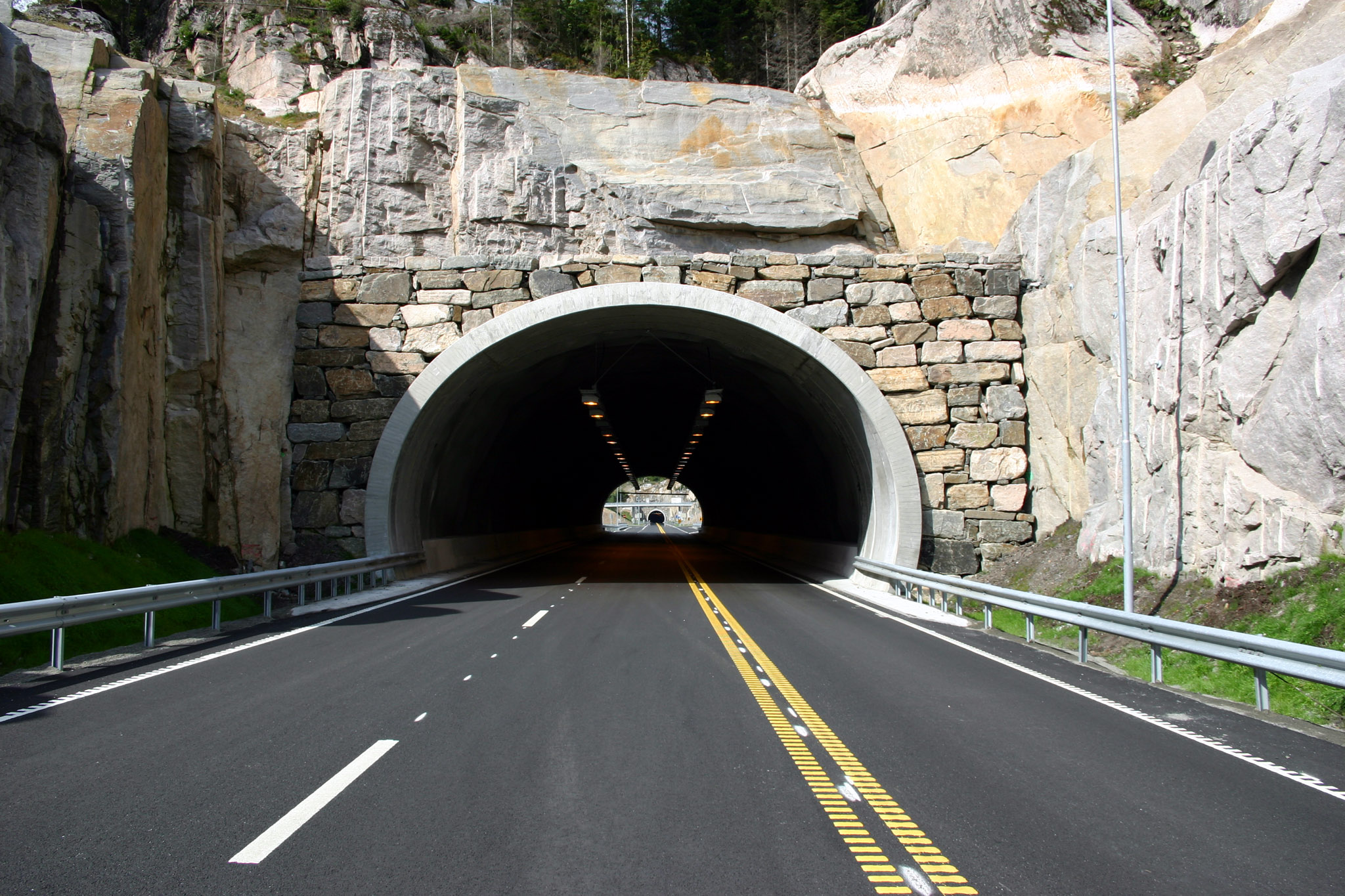 Opofte tunnel fra øst